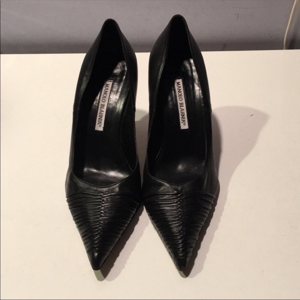 Manolo Blahnik Black leather pointy toe pumps 39